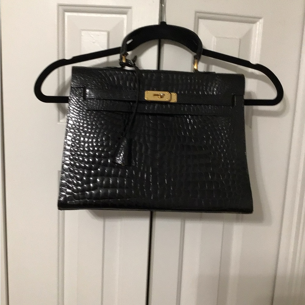 Elegant Black Crocodile Pattern Satchel